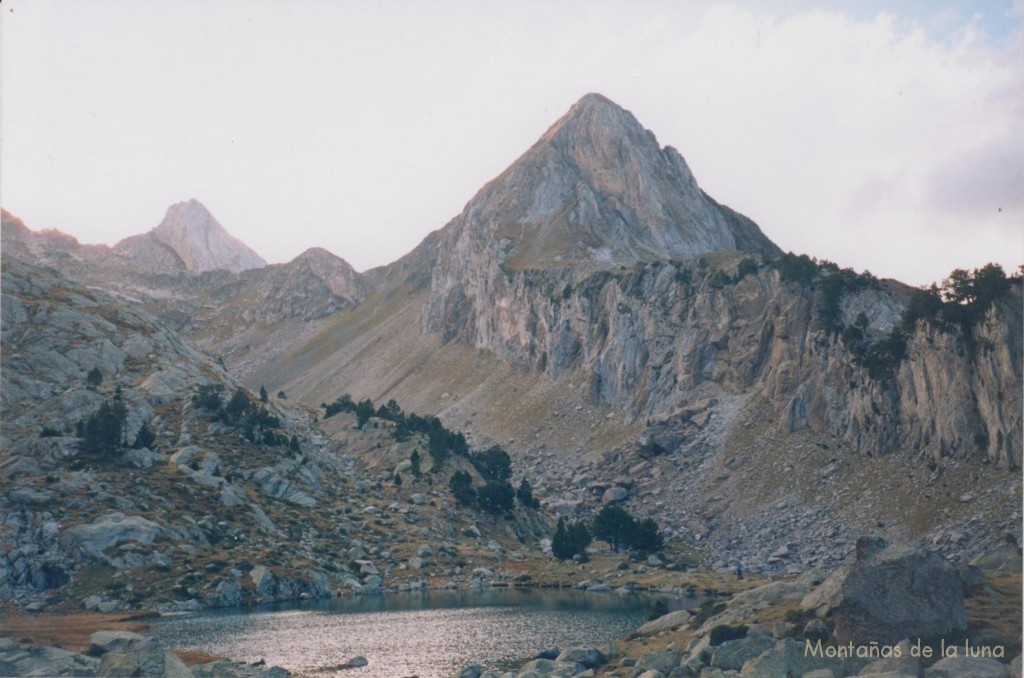 Ibón de La Renclusa o Paderna bajo el Pico de Paderna, y al fondo la Tuqueta Blanca de Padera